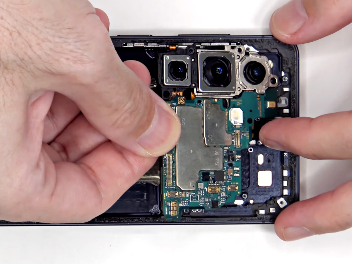 Teléfono Android abierto durante una reparación de placa y cámaras