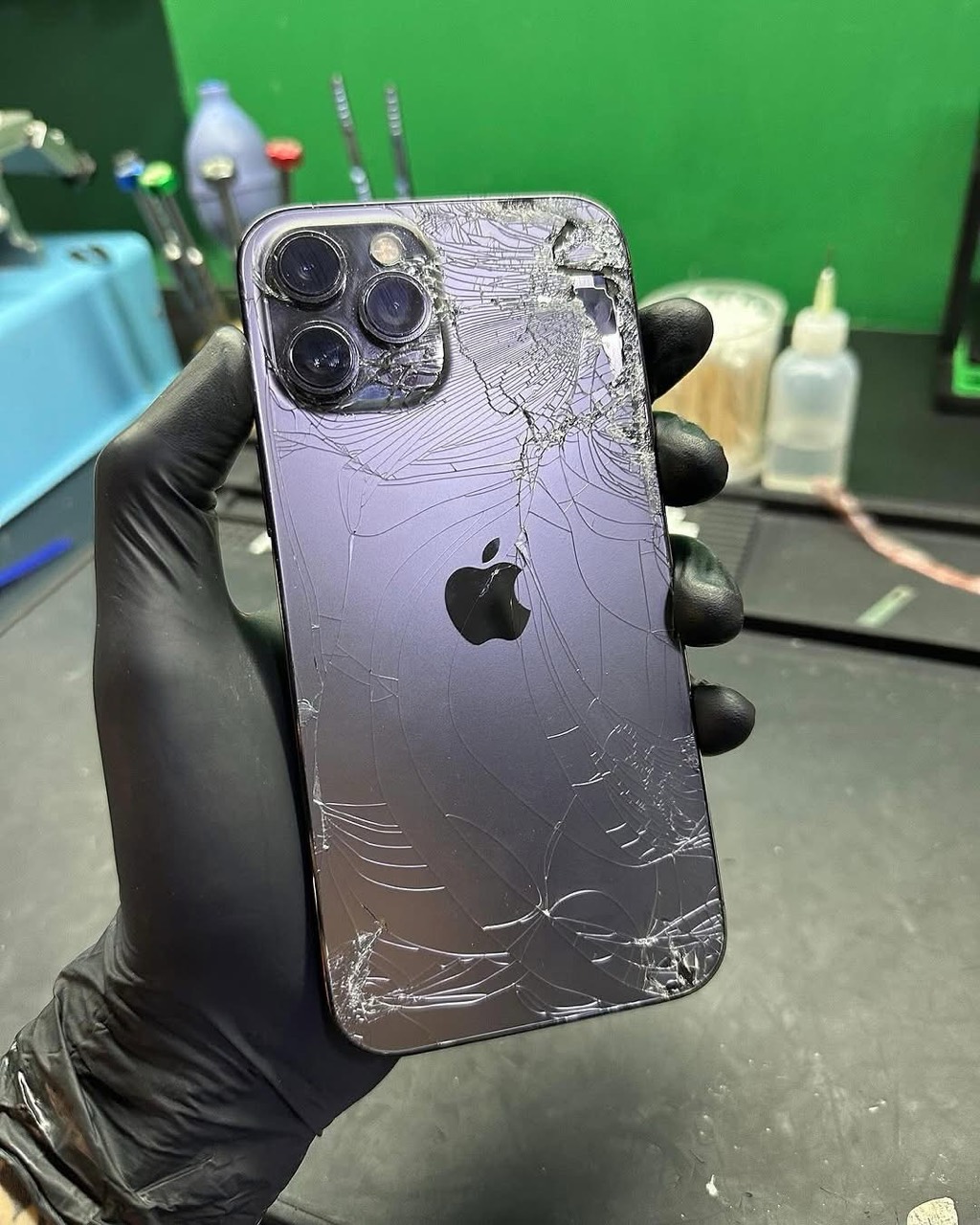 iPhone Apple con daño severo, listo para diagnóstico técnico