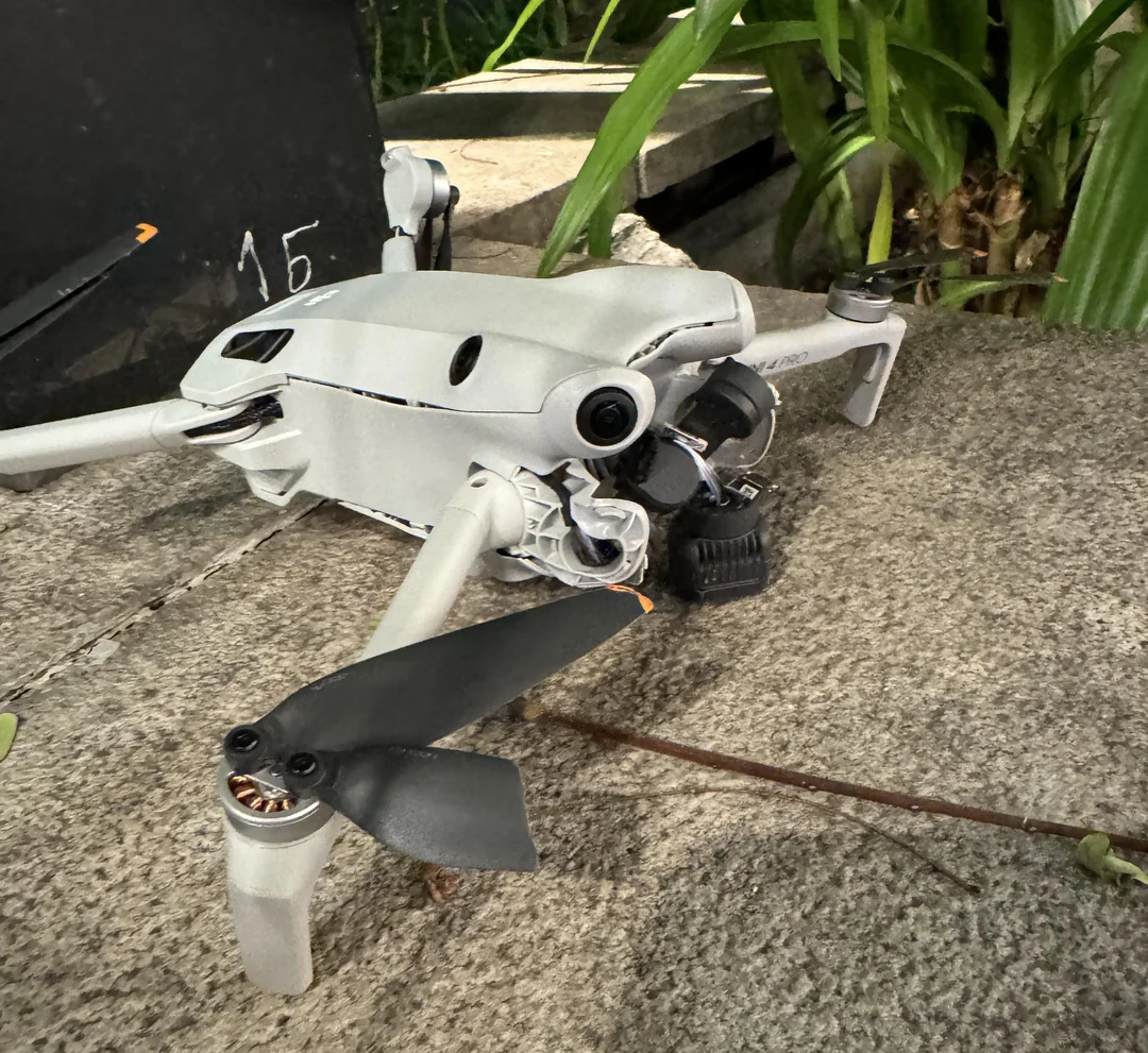 Drone DJI con daño estructural listo para reparación técnica